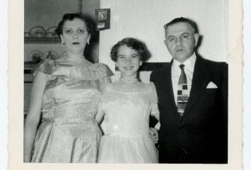 Mollie, Linda, and Sydney Finkelstein at Bellingham Street in Chelsea, circa 1954, image courtesy of Norman Finkelstein.