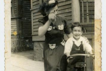 Mollie and Norman Finkelstein on Walnut Street in Chelsea, 1945, image courtesy of Norman Finkelstein.