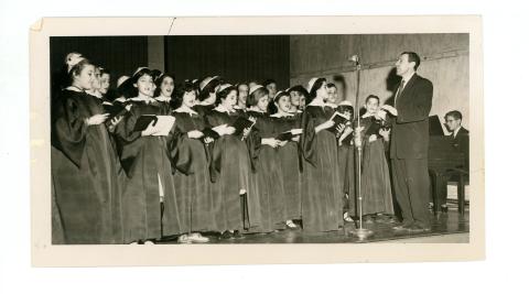 Junior choir at Temple Beth El in Lynn, circa 1950s, Jewish Neighborhood Voices collection in the JHC archive.