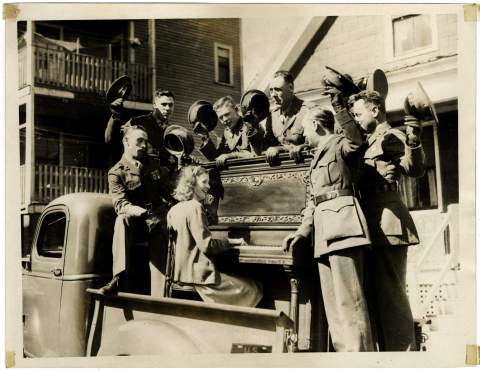 Around the piano in 1941