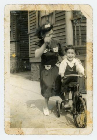 Mollie and Norman Finkelstein on Walnut Street in Chelsea, 1945, image courtesy of Norman Finkelstein.